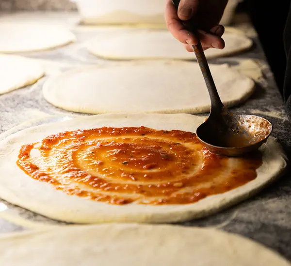 Pizza en préparation